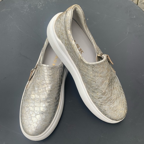 Trask metallic  snakeskin zippered slip ons women’s size 7 - Picture 2 of 6